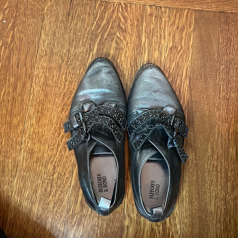 Womens buckle shoe